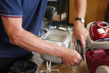 Beim Repair-Café in der Wilhelmschule bringen Ehrenamtliche defekte Gegenstände wieder auf Vordermann. ""