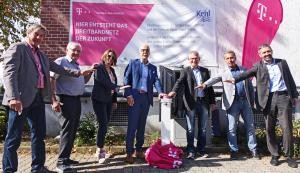 Heinz Faulhaber, Heinz Speck, Sanja Tömmes, Toni Vetrano, Michael Timm, Klaus Vogel und Martin Papendieck drücken einen Buzzer.