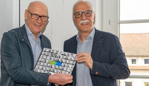Hans-Werner Hilzinger und OB Toni Vetrano bei der Übergang des Grenzportrait-Buches im Bürgersaal des Rathauses.           
