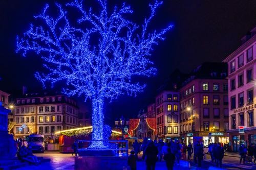 ein Baum aus blauen LEDs auf dem Gutenberg-Platz in Straßburg
