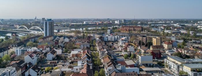 Luftbild von der Kehler Innenstadt mit Europabrücke und Trambrücke, am Horizont ist das Straßburger Münster zu sehen.      .