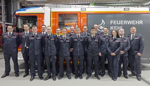 Die beförderten Feuerwehrmänner und -frauen aus B