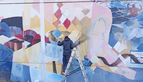 Johannes Mundinger bessert das Wandgemälde am ehemaligen Freibad aus.