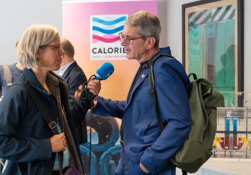 Calorie stellt sich vor links die Journalistin, die den OB (rechts) ins Mikro sprechen lässt