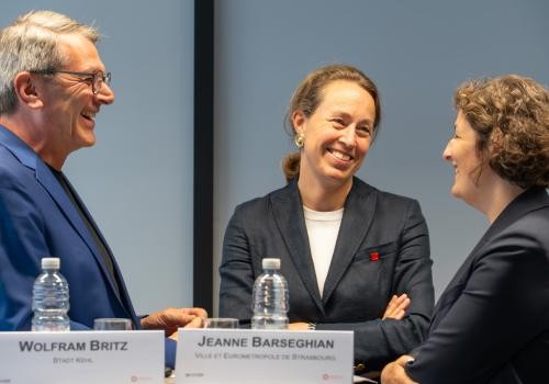 Calorie stellt sich vor die drei genannten Personen an einem Stehtisch