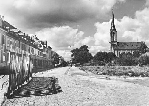 Stacheldraht in der Hauptstraße mit Friedenskirche