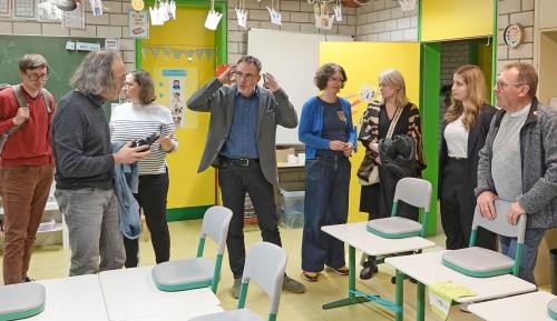 Gemeinderäte und Lehrerkollegium stehen in einem Klassenzimmer der Albert-Schweitzer-Schule.