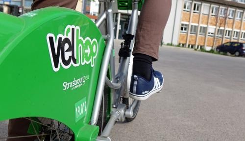 Ein Mann sitzt auf einem Fahrrad und fährt über den Rathausplatz