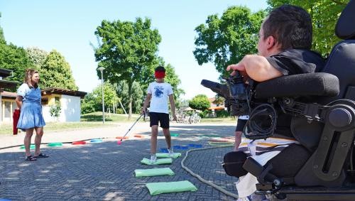 Ein Schüler geht mit verbundenen Augen durch einen Hindernisparcours.