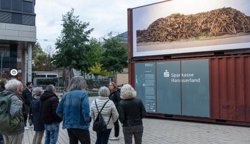 Gabriele Engelhardt erläutert interessierten Zuhörern ihre Ausstellung "Kehler Berge".
