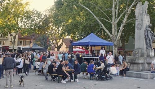 After-Work Eine Menschenmenge steht und sitzt rings um die Mutter Kinzig.