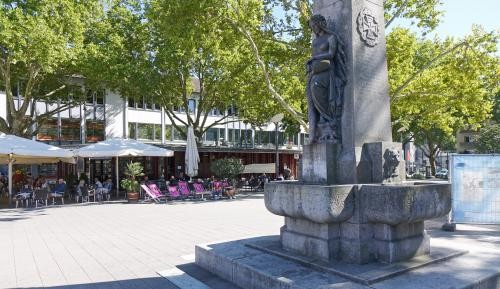 After-Work-Marktplatz Mutter-Kinzig-Statue auf dem Marktplatz