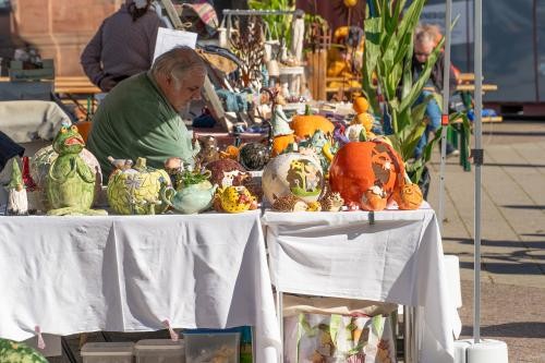 HanauerLandMarkt Zwei Strohpuppen stehen in der Fußgängerzone
