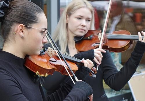 Stolpersteine Lena Stalinski und Lea Balzar spielen Violine.