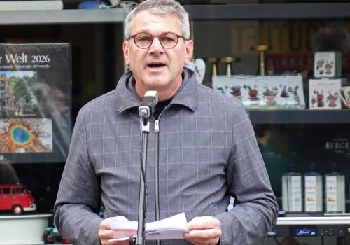 Stolpersteine Oberbürgermeister Wolfram Britz hält eine Ansprache vor einem Mikrofon.