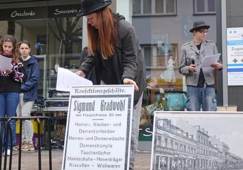 Stolpersteine Schülerinnen und Schüler des Einstein-Gymnasiums bei einer szenischen Lesung.