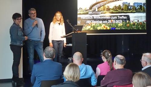 Fachbereichsleiterin Natascha Kaiser, Oberbürgermeister Wolfram Britz und Vereinskoordinatorin Sandra Gerhardt stehen auf der Kulturhausbühne.