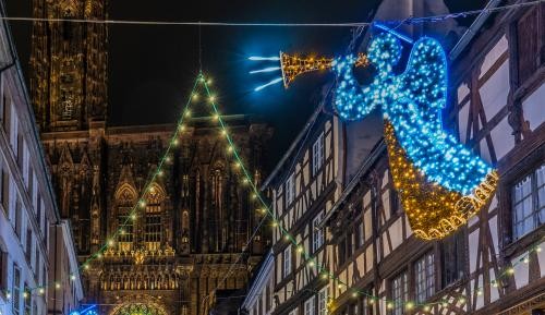 Weihnachtsdekoration in Form von Engeln hängt vor dem Straßburger Münster