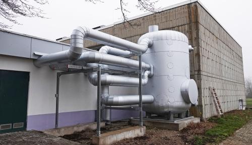 Das Gebäude der Heizzentrale in Neumühl mit einem großen Außenkessel.