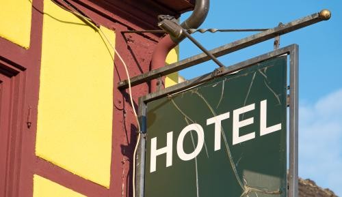 Das Außenschild eines Hotels