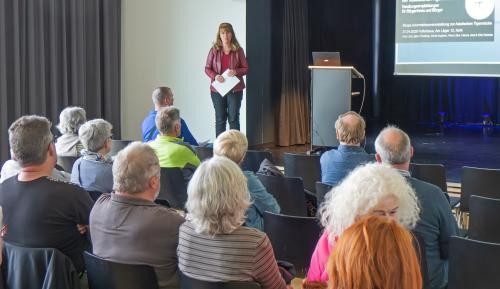 Kora Herrmann (Leiterin der Stabsstelle für Nachhaltige Stadtentwicklung) spricht vor rund 30 Zuhörerinnen und Zuhörern.