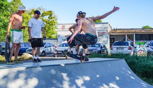 Ein Skater im Anflug auf die Miniramp an der Schwimmbadstraße