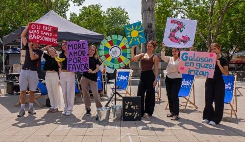 (von links) Paale Wahl (FSJ Juke St. Nepomuk), Anne Zoschke (FSJ Kultur), Selma Kilic (FSJ in der Tulla-Realschule), Lena Jauch (FSJ in der GWA), Hüsna Aslan und Rand Kaphaja (beide FSJ in der Albert-Schweitzer-Schule) und Hadjer Benahmed (Bufdi im Jugendtreff Kreuzmatt)