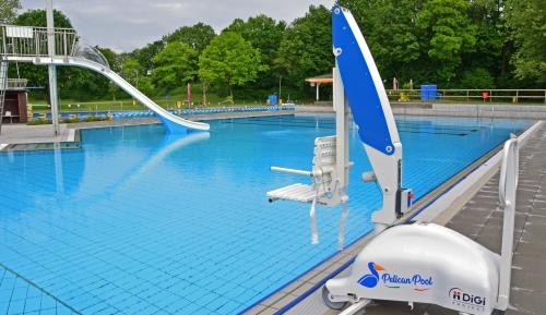 Eine Badelift steht am Schwimmbecken in Auenheim