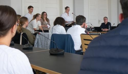 Studierende stehen vor Mitgliedern des Arbeitskreises Wärme, Energie und Klima im Bürgersaal.