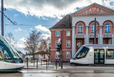 Zwei Tramzüge vor dem Rathaus in Kehl