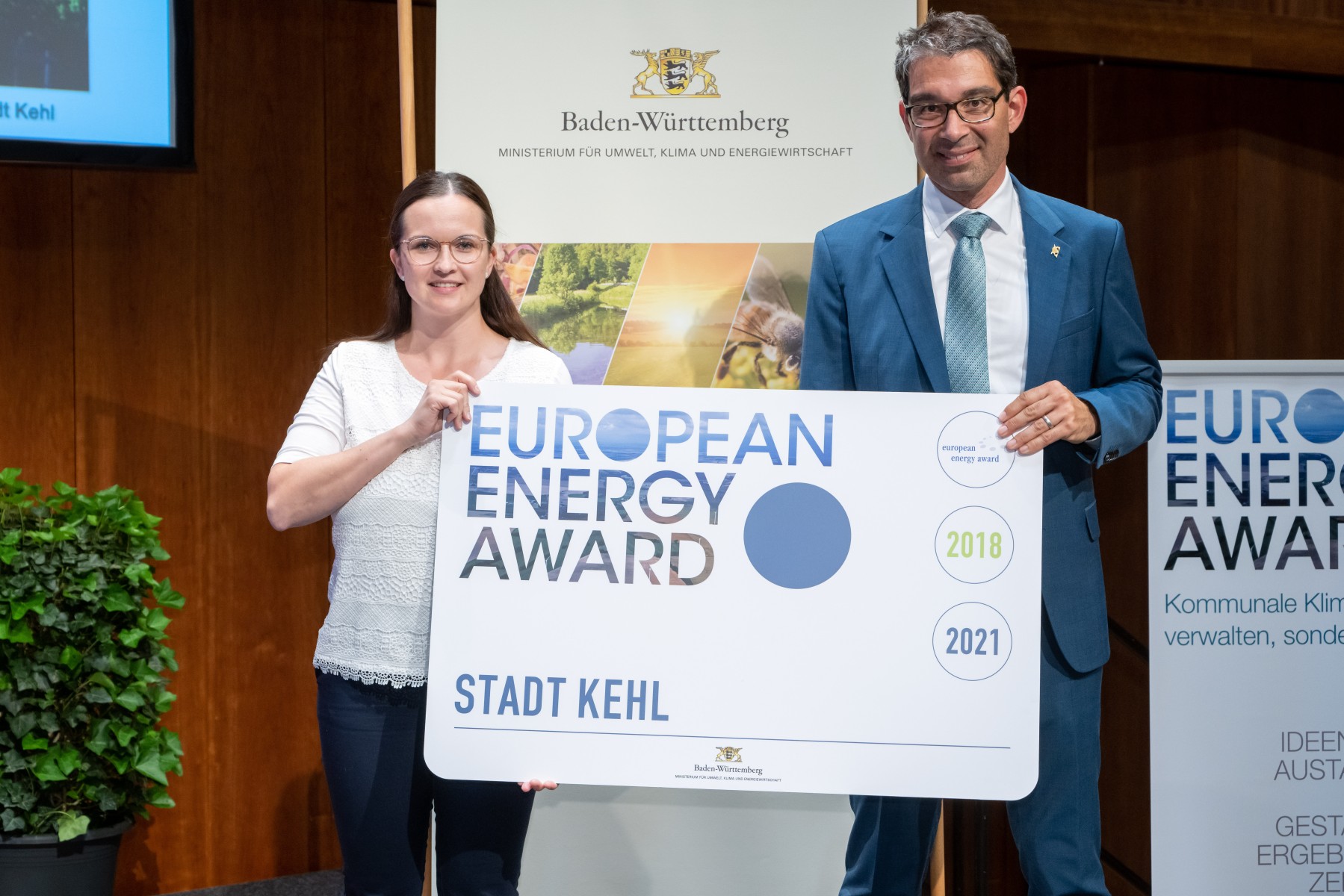 Eva-Maria Löhrmann von der Stadt Kehl bekommt den European Energy Award von Staatssekretär Dr. Andre Baumann überreicht. 