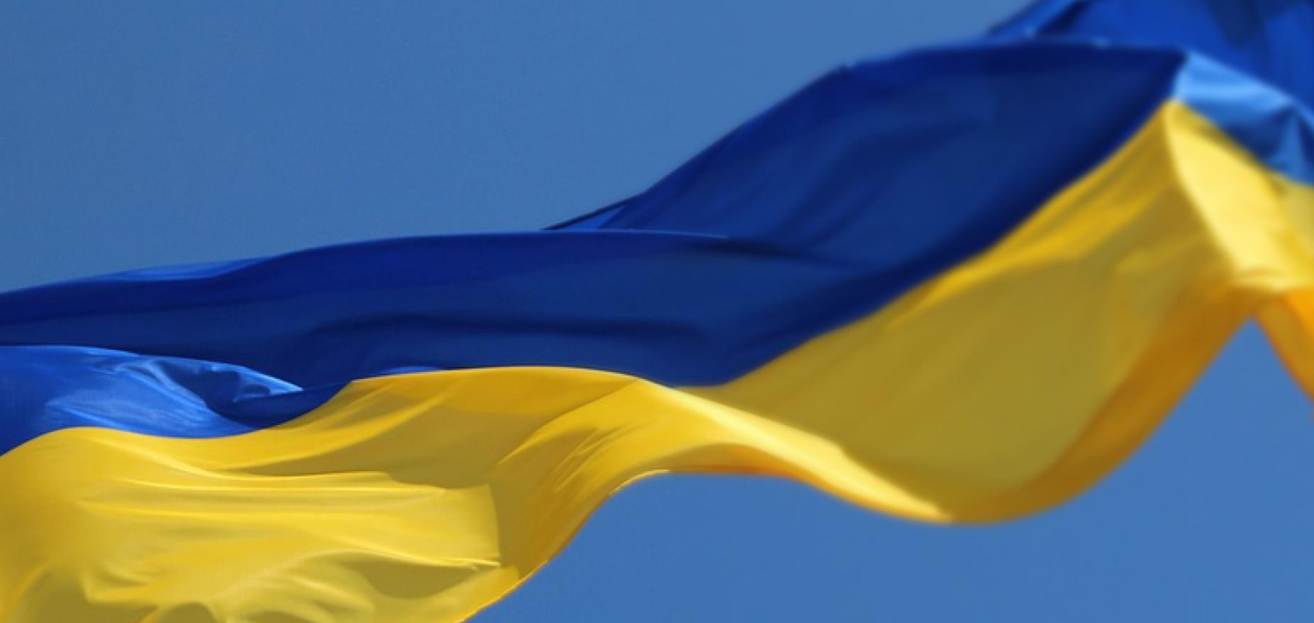 Die Flagge der Ukraine flattert im Wind.