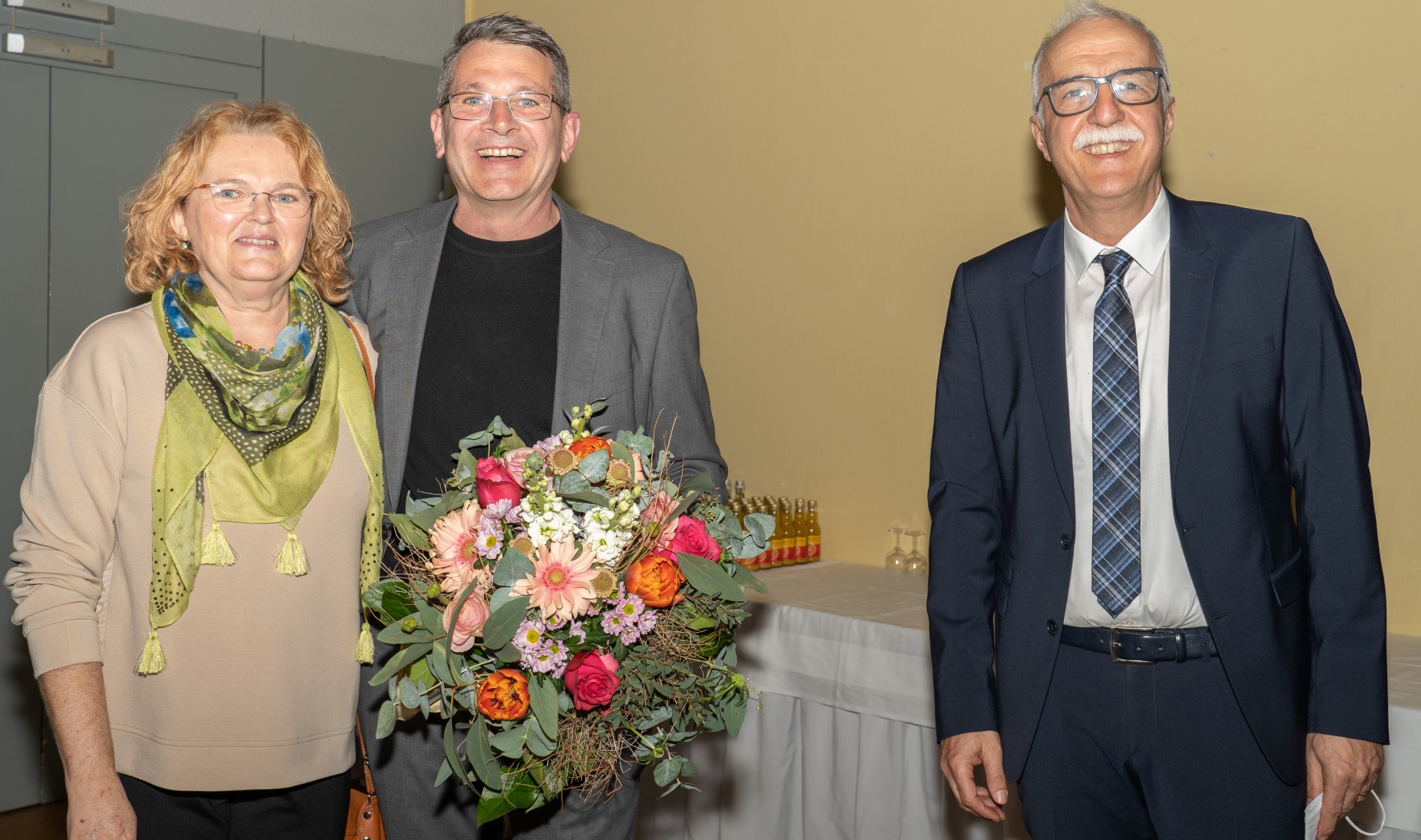 Der neu gewählte Oberbürgermeister Wolfram Britz steht zwischen seiner Ehefrau Iris Britz (links) und Amtsinhaber Toni Vetrano.