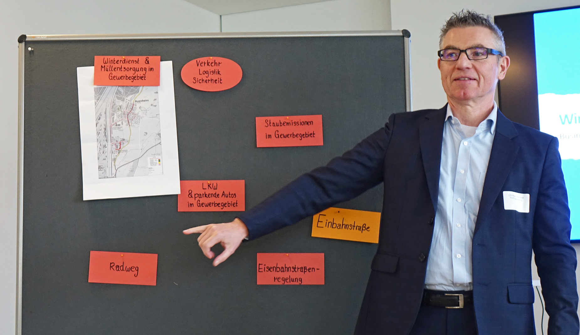 Wirtschaftsförderer Christoph Hodapp zeigt auf eine Tafel