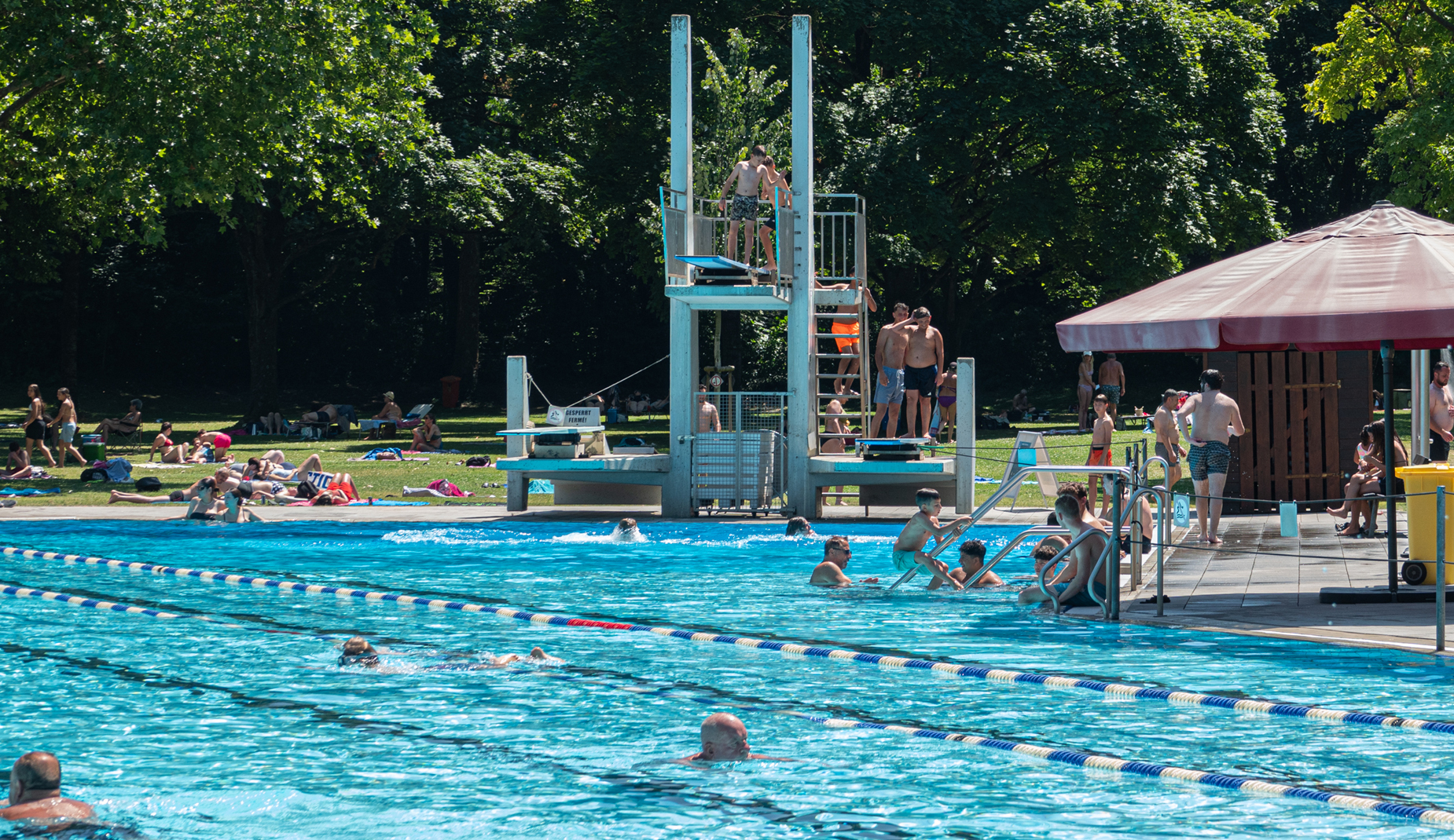 Badegäste im Freibad in Auenheim im Juni
