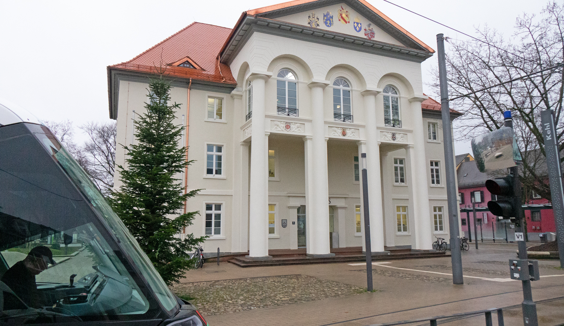 Das Rathaus. Davor wartet die Tram auf ihre Abfahrt.