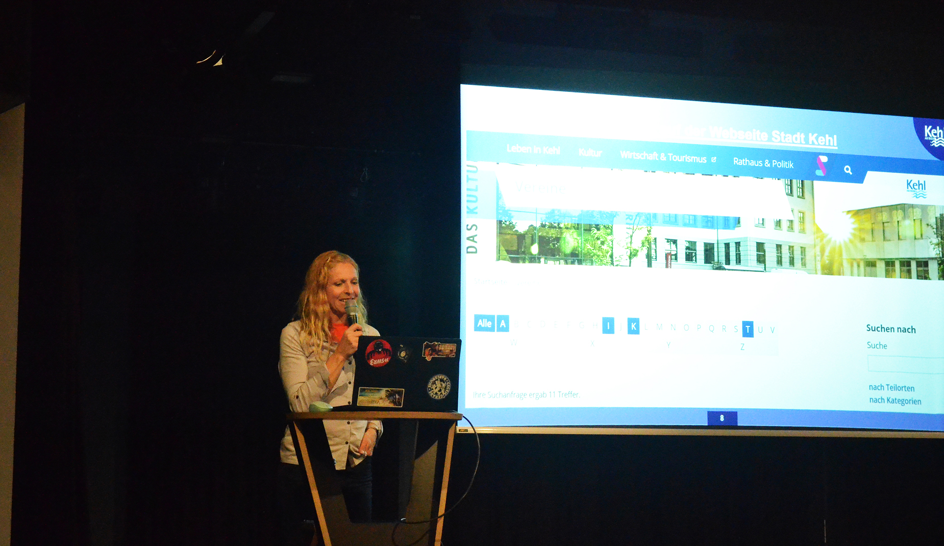 Sandra Gerhardt spricht über das neue Vereinsverzeichnis auf der städtischen Website.