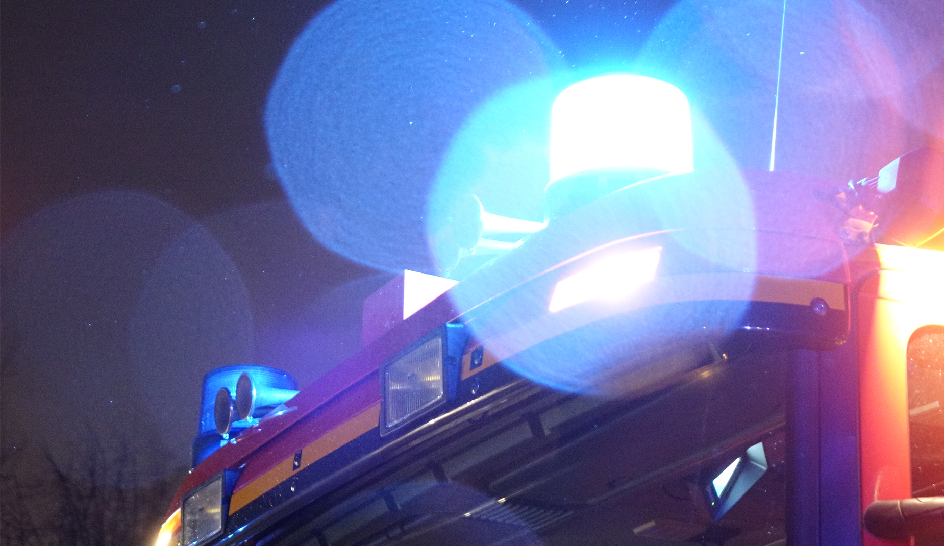 Feuerwehrblaulicht bei Nacht