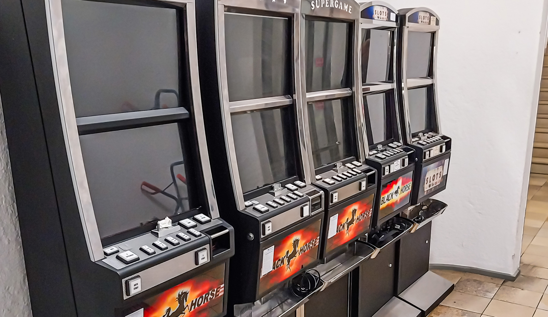 Fünf Spielautomaten stehen nebeneinander 