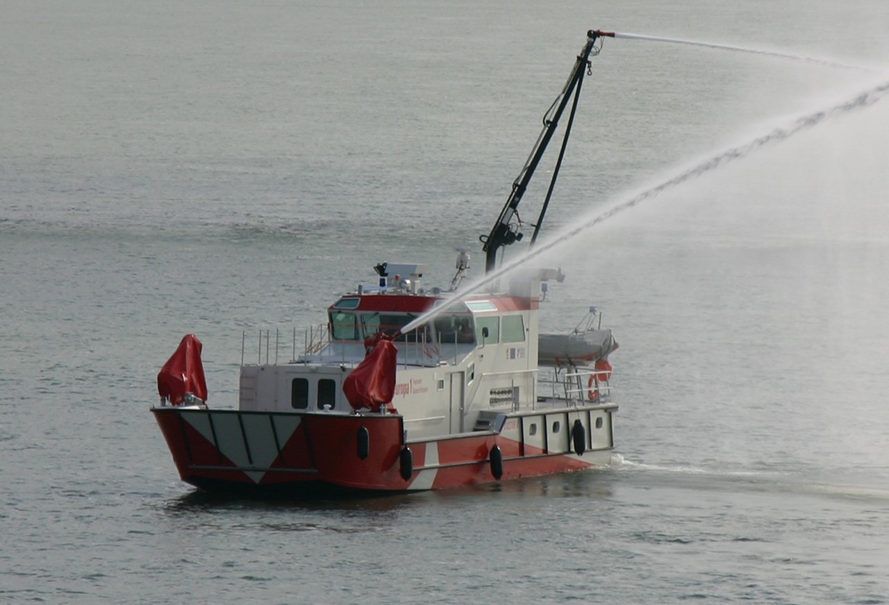 Löschboot im Werfereinsatz