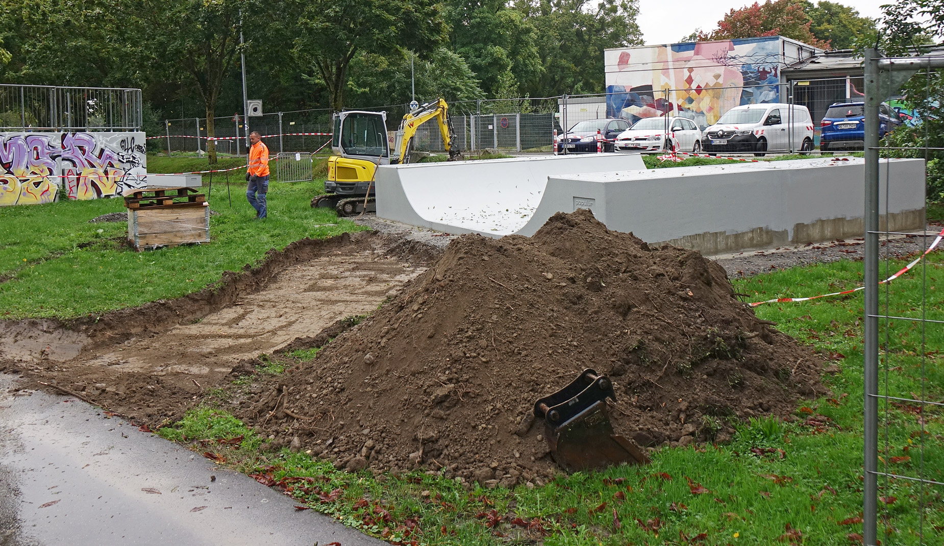 Der Boden vor der neuen Halfpipe ist mit einem Bagger aufgegraben worden.